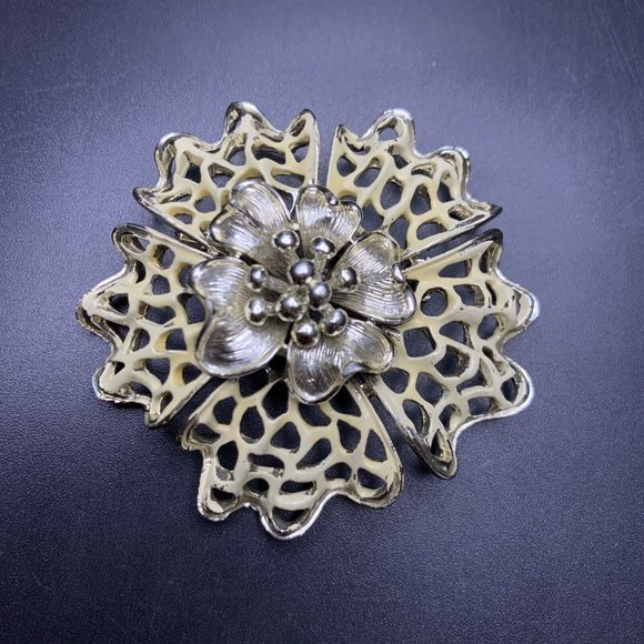 Flower Brooch Pin Cream Enamel Gold Tone Open Work Classic Vintage - Picture 2 of 8